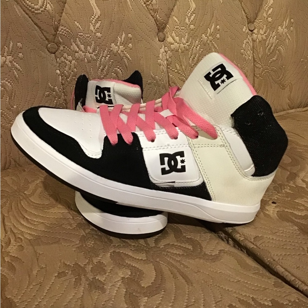 DC women’s high top skater shoes size 7.5